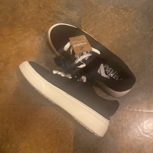 Malpow brand ladies sneakers. - Picture 3 of 3